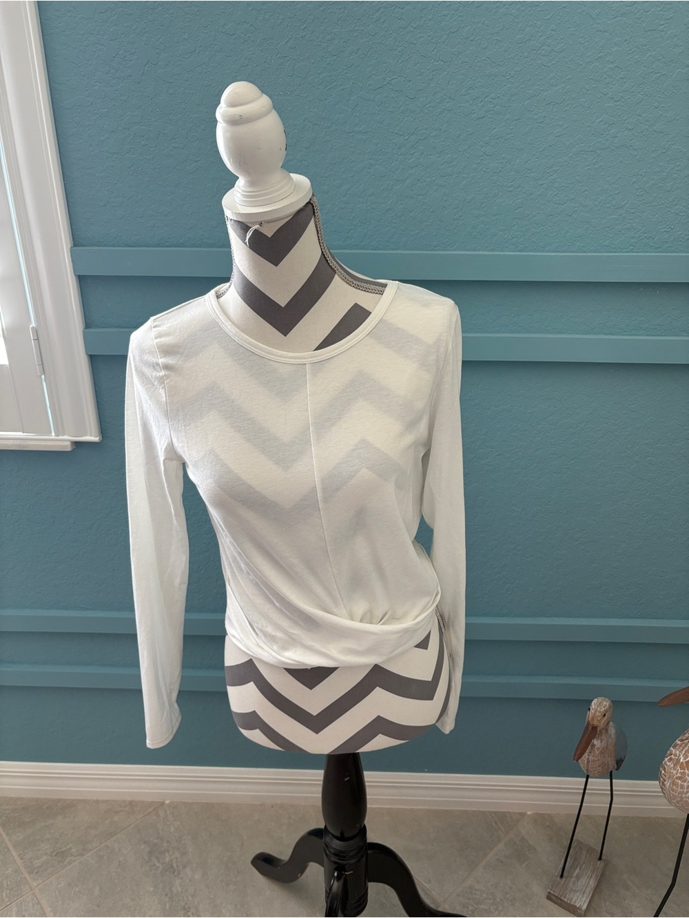 LILLY PULITZER LUXLETIC CROPPED LS WHITE TOP SZ M POLY/COTTON/SPANDEX NWOT